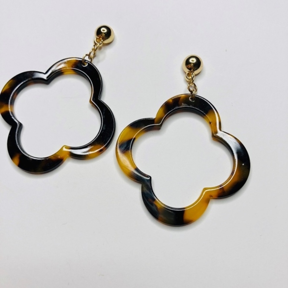 Kathleen Lucite Tortoise Clover Dangle Earrings - Picture 3 of 4
